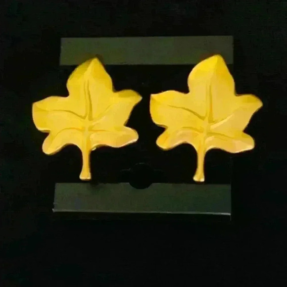 Vintage Givenchy maple leaf clip on earrings - Picture 1 of 4